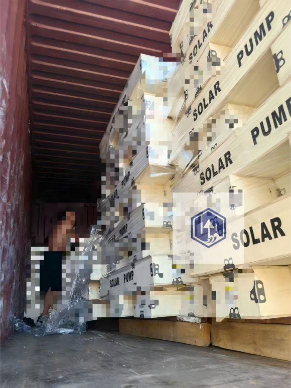 Er is een 20 voet container met zonnepompen verzonden